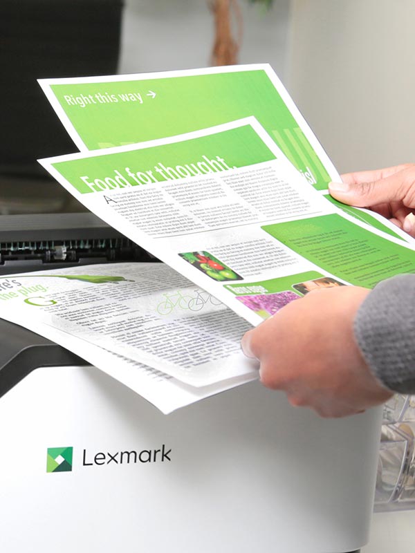 Stampante Lexmark con stampa a colori su carta in uscita